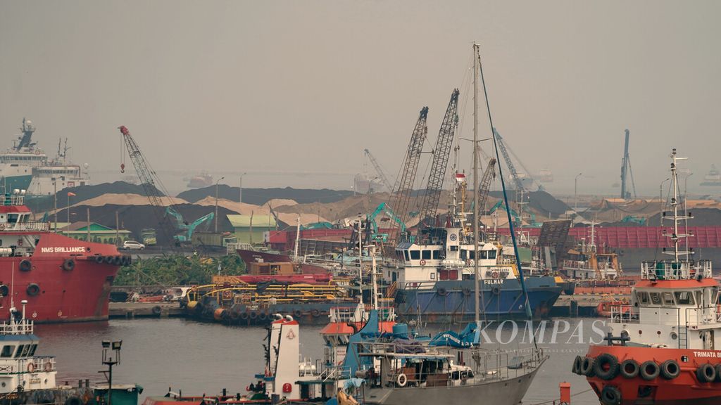 Aktivitas bongkar muat batubara di Pelabuhan Marunda, Kecamatan Cilincing, Jakarta Utara, Jumat (25/3/2022). 