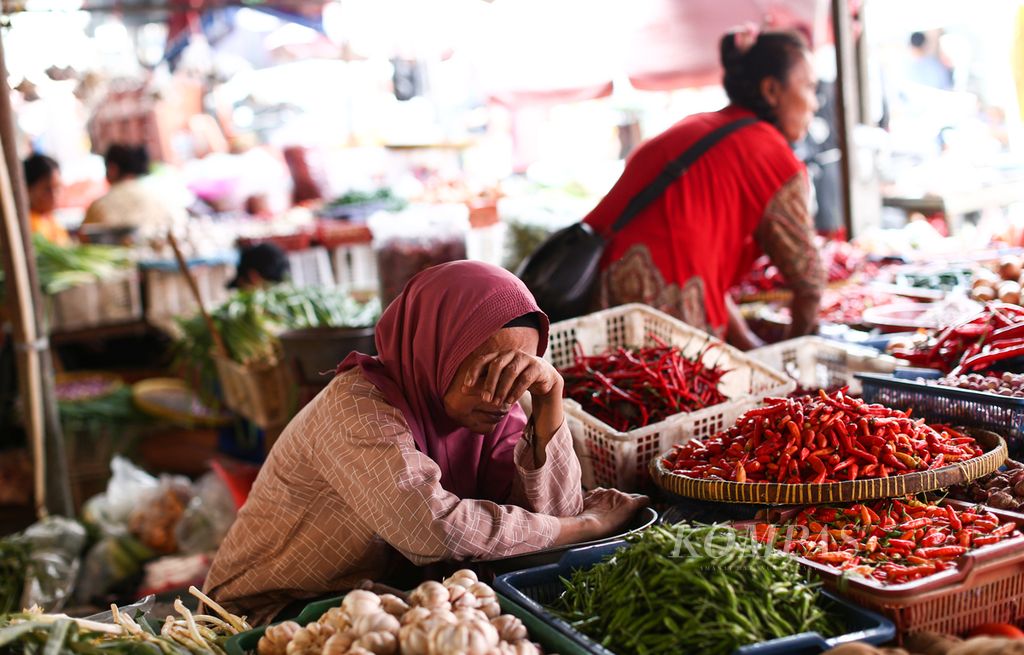 Pedagang terlelap saat menunggu pembeli di Pasar Kebayoran Lama, Jakarta Selatan, Senin (23/5/2022). Harga sejumlah sayur-mayur  mengalami kenaikan, seperti cabai dan bawang merah. Cabai merah berada di harga Rp 50.000 per kilogram, sedangkan bawang merah Rp 55.000 per kilogram.