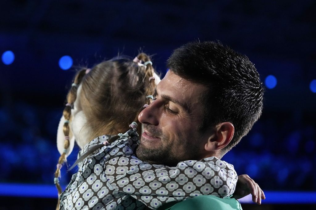 Bersama putrinya Tara (5), petenis Serbia Novak Djokovic merayakan kemenangannya atas petenis Norwegia Casper Ruud pada laga final turnamen Final ATP di Turin Italia, Minggu (20/11/2022). Djokovic menang dengan skor 7-5, 6-3.