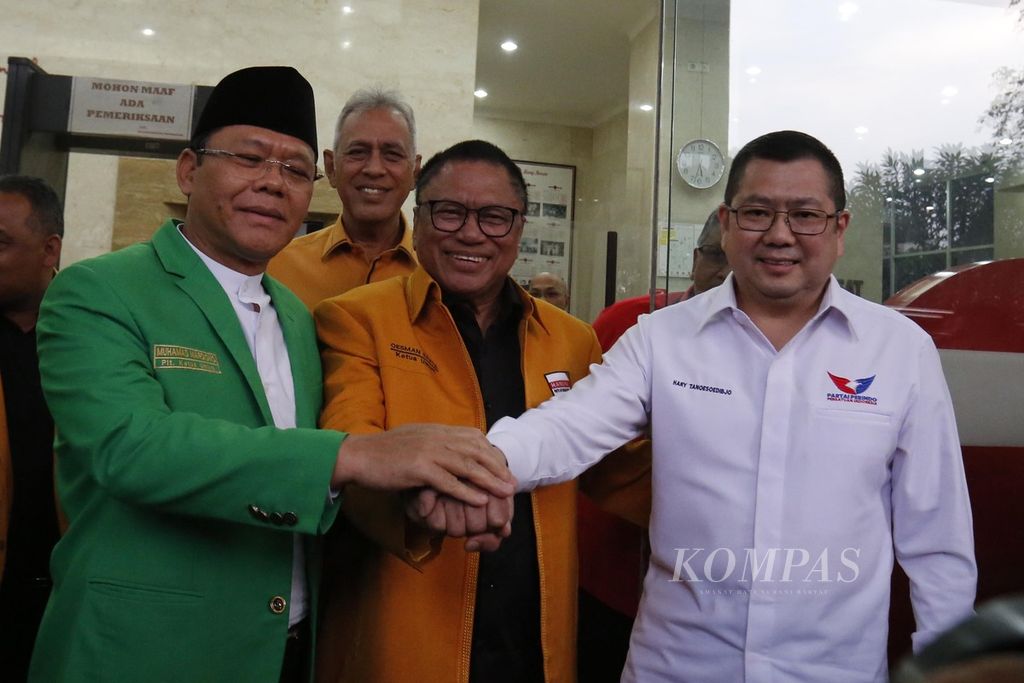 Ketua Umum PPP Mardiono berjabat tangan bersama Ketua Umum Partai Hanura Oesman Sapta Odang dan Ketua Umum Partai Perindo Hary Tanoesoedibjo (dari kiri ke kanan) seusai menghadiri pertemuan di Kantor DPP PDI-P, Jakarta, Senin (4/9/2023). 