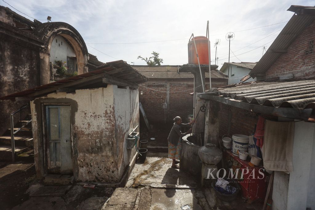 Warga lansia menimba air dari sumur di kawasan perkampungan Tamansari, Kraton, Yogyakarta, Daerah Istimewa Yogyakarta, Senin (23/1/2023). 