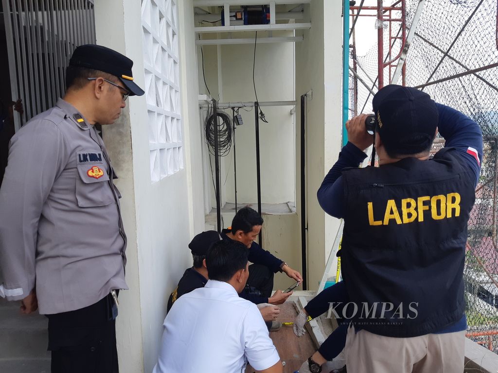 Tim Laboratorium Forensik Kepolisian Daerah Sumatera Selatan bersama Inafis Polresta Bandar Lampung menyelidiki insiden lift jatuh di Sekolah Islam Az-Zahra yang menewaskan tujuh pekerja bangunan di Bandar Lampung, Jumat (7/7/2023).