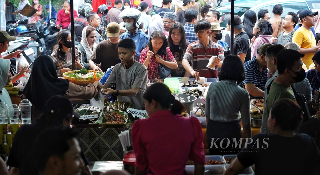 Suasana pasar kaget takjil di kawasan Bendungan Hilir, Jakarta, Selasa (12/3/2024).