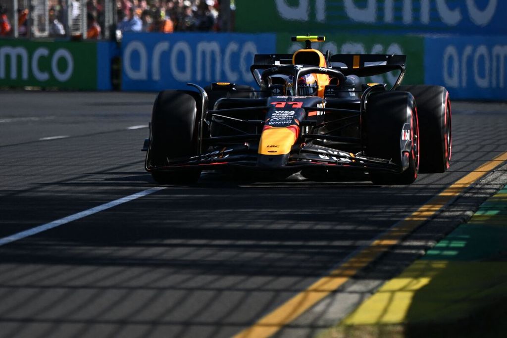 Pebalap Red Bull Racing, Sergio Perez, memacu mobilnya saat sesi kualifikasi Grand Prix Formula 1 seri Australia di Sirkuit Albert Park, Melbourne, Sabtu (23/3/2024). 