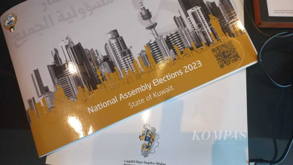 Buku panduan berisi sejarah, informasi tentang pemilu legislatif 2023 di Kuwait, serta sejumlah proyek masa depan Kuwait. Foto diambil pada Senin (5/6/2023) di Kuwait City.