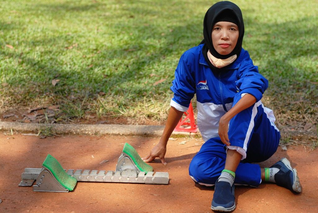Nazmiati (38) meraih tiga medali emas dari ajang Pekan Paralimpiade Nasional (Peparnas) di Papua. Prestasi kemenangan ditorehkannya dari nomor lari cepat 200 meter, 400 meter, dan lempar lembing, Nazmiati sewaktu singgah di Stadion Mini Telanaipura, Jambi, Senin (22/11/2021).