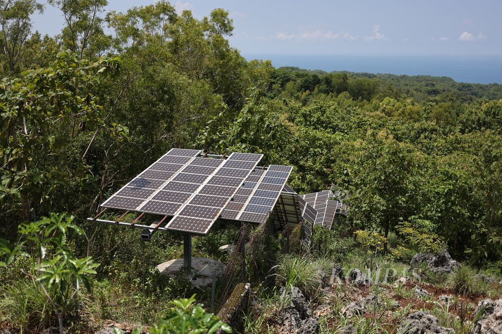 Deretan panel sel surya di instalasi Pengangkatan Air Tenaga Surya (PATS) Desa Giricahyo, Purwosari, Gunungkidul, DI Yogyakarta, dalam kondisi mangkrak, Jumat (16/2/2024). 