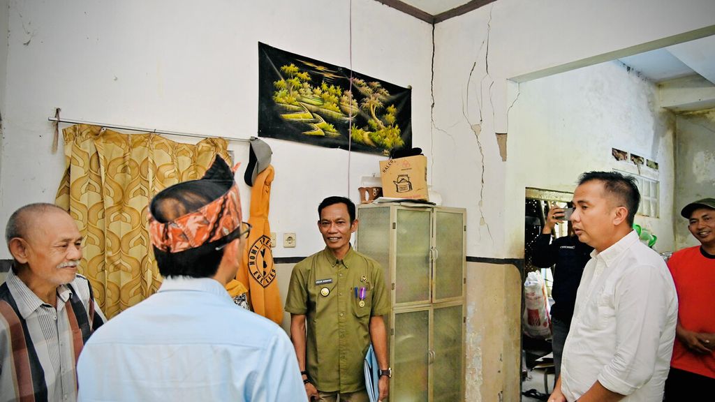 Penjabat Gubernur Jawa Barat Bey Machmudin meninjau salah satu rumah warga yang terdampak gempa bumi di Kabupaten Kuningan, Jawa Barat, Jumat (26/7/2024). 