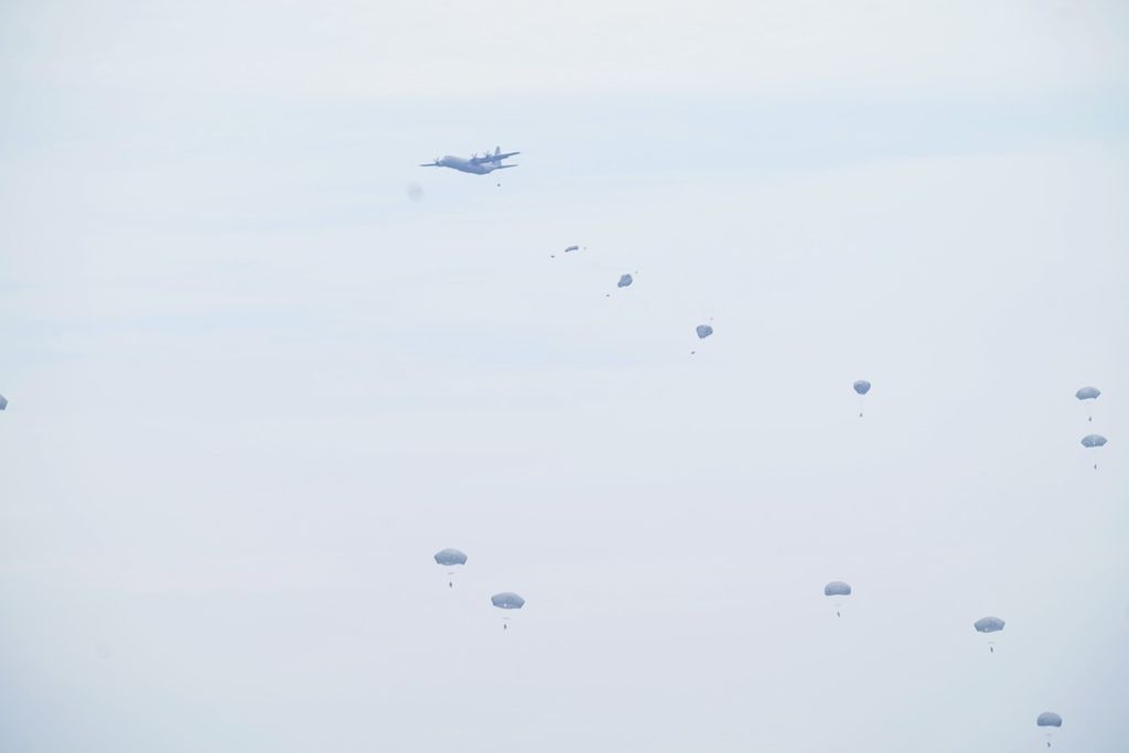 Latihan penerjunan pada latihan gabungan bersama Super Garuda Shield (Latgabma SGS) tahun 2024 yang dilaksanakan di Pusat Latihan Tempur (Puslatpur) Baturaja, Ogan Komering Ulu, Sumatera Selatan,Kamis (29/8/2024) 