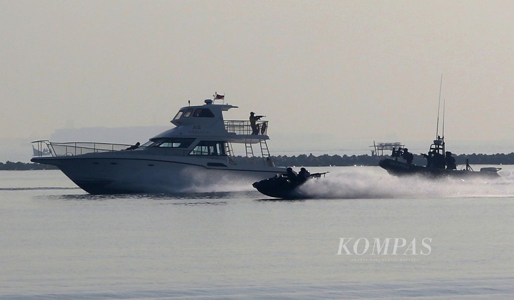 Personel Koopssus TNI berusaha melumpuhkan kapal motor teroris yang mengangkut sandera dalam latihan penanggulangan terorisme di kawasan Ancol, Jakarta Utara, Selasa (21/6/2022).