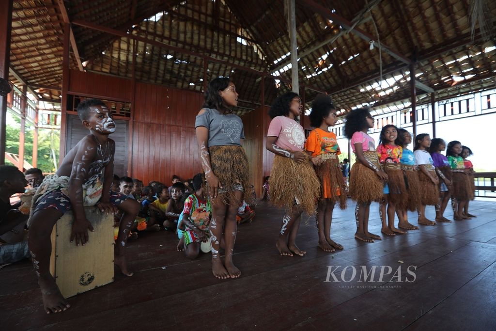 Sejumlah anak berlatih menari di Rumah Seni Budaya Sawinggrai di Distrik Meos Mansar, Kabupaten Raja Ampat, Papua Barat, Jumat (22/11/2019). 