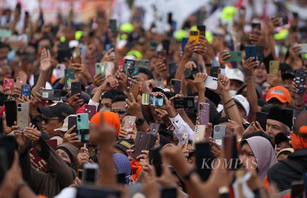 Simpatisan calon presiden nomor urut 01, Anies Baswedan, merekam dengan telepon genggam kampanye rapat umum di Stadion Mini Cikarang Utara, Kabupaten Bekasi, Jawa Barat, Senin (22/1/2024).