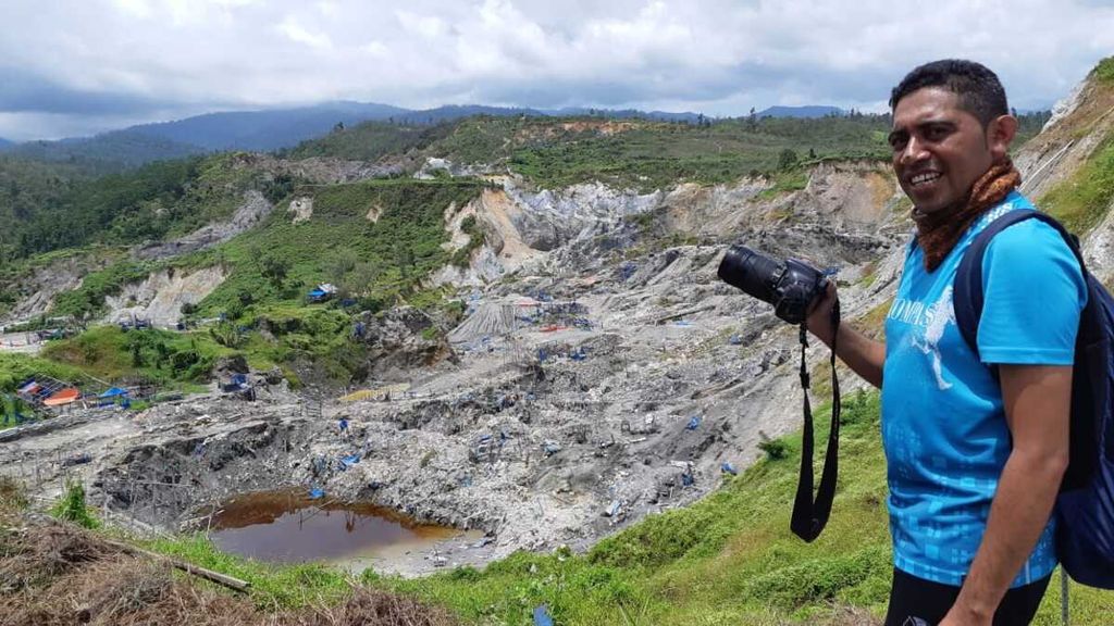 Fransiskus Pati Herin, wartawan harian <i>Kompas</i> yang bertugas di Maluku dan Maluku Utara, saat meliput di lokasi tambang liar Gunung Botak, Pulau Buru, Maluku, Selasa (26/3/2019).