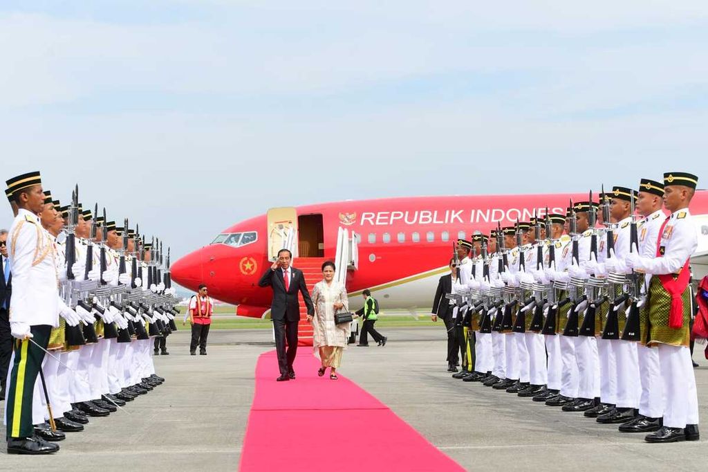 Presiden Joko Widodo dan Ibu Iriana Joko Widodo tiba di Bandara Internasional Kuala Lumpur, Malaysia, Rabu (7/6/2023). Kunjungan ke Malaysia ini akan digunakan untuk menyelesaikan beberapa perundingan penting, seperti soal perbatasan dan perlindungan pekerja migran Indonesia.