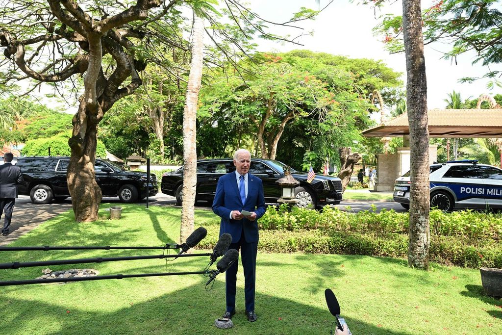 Presiden AS Joe Biden menyampaikan keterangan mengenai situasi di Polandia kepada wartawan seusai pertemuan darurat negara-negara G7, NATO, dan Uni Eropa di sela KTT G20 di Nusa Dua, Bali, Rabu (16/11/2022). 