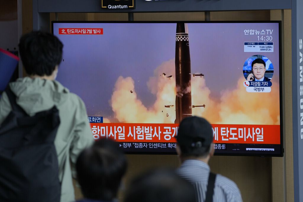 Warga Korea Selatan yang menyaksikan peluncuran rudal milik Korea Utara melalui sebuah siaran televisi di Korea Selatan, Selasa (15/9/2021).