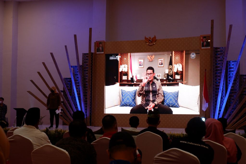 Menteri Pariwisata dan Ekonomi Kreatif Sandiaga Uno membuka secara daring Konferensi Internasional Mandalika “Infinity Experiences of Nature and Sport Tourism” yang diselenggarakan Kementerian Pariwisata dan Ekonomi Kreatif/Badan Pariwisata dan Ekonomi Kreatif RI bekerja sama dengan harian <i>Kompas </i>di kawasan Kuta Mandalika, Pujut, Lombok Tengah, Nusa Tenggara Barat, Rabu (1/12/2021). Konferensi yang berlangsung dalam format daring dan luring tersebut membicarakan potensi besar Mandalika sebagai destinasi super prioritas, khususnya lewat ajang sport tourism seperti balap MotoGP dan lainnya.