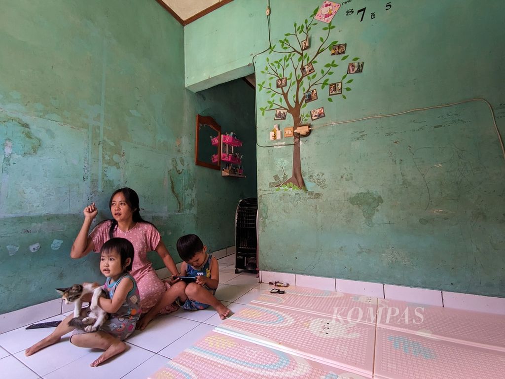 Ayu (30) bersama kedua anaknya, Alif (4) dan Bianca (2) saat ditemui di rumahnya, Cibinong, Kabupaten Bogor, Jawa Barat, pada Senin (3/4/2023). Alif dan Bianca adalah penyandang diabetes melitus tipe 1 yang membutuhkan injeksi insulin seumur hidup. Suplai insulin didapatkannya gratis dari layanan BPJS Kesehatan. Ayu bersama keluarga kecilnya tinggal di sebuah rumah petak.