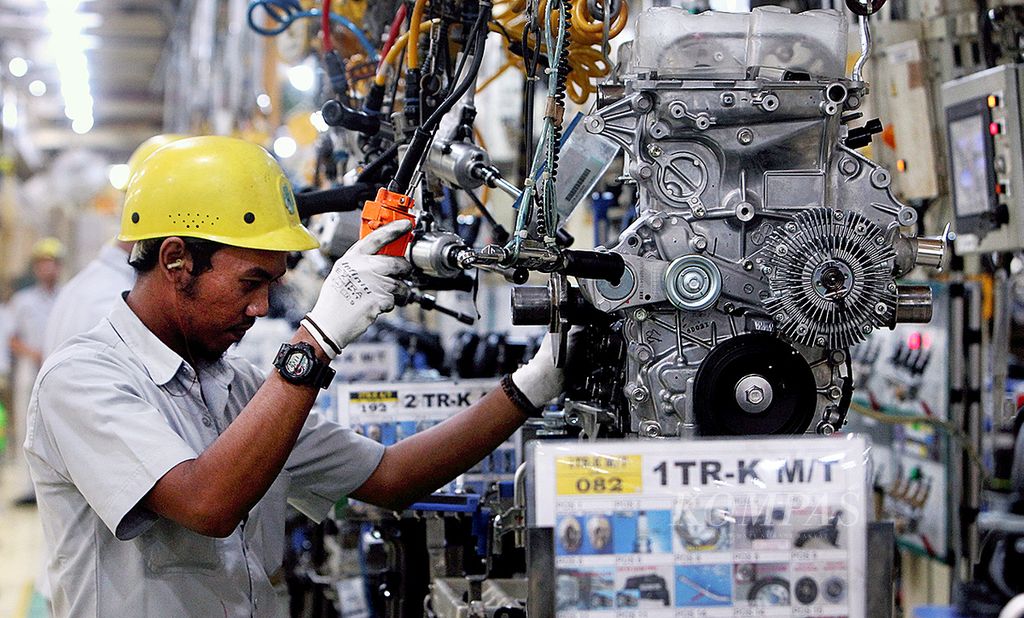 Pekerja menyelesaikan produksi mesin bensin dan etanol tipe TR di pabrik Toyota Motor Manufacturing Indonesia (TMMIN), Sunter, Jakarta, Senin (9/5/2016). 