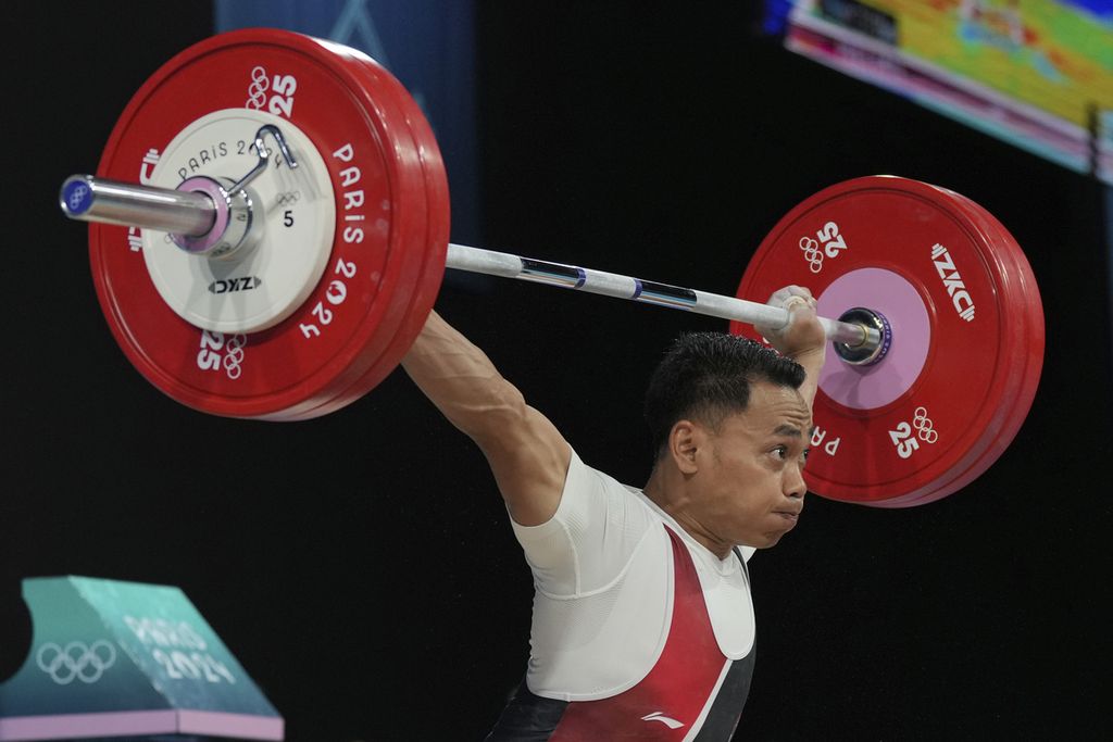 Lifter Indonesia, Eko Yuli Irawan, saat mengangkat beban pada cabang angkat besi kelas 61 kg Olimpiade Paris 2024 di Paris, Peranacis, 7 Agustus 2024. 