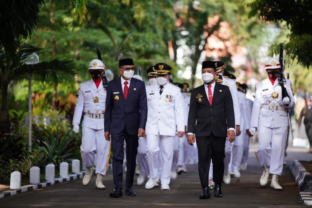 Gubernur Sulawesi Selatan Nurdin Abdullah dan Wakil Gubernur Sulsel A Sudirman Sulaiman berjalan bersama kepala daerah terpilih di Sulsel yang dilantik, Jumat (26/2/2021). Nurdin melantik 11 kepala daerah dari 12 daerah yang menggelar pilkada pada Desember 2020. 