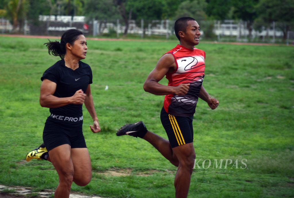Pelari putri spesialis 400 meter Sumatera Selatan, Sri Mayasari (kiri), menjalani latihan rutin Persatuan Atletik Seluruh Indonesia (PASI) Sumsel di Kompleks Olahraga Jakabaring, Palembang, Sumsel, Kamis (23/11/2023). Sepanjang kepengurusan KONI Sumsel 2020-2024, tidak ada sepeser pun anggaran bantuan pembinaan untuk semua cabang olahraga. Akibatnya, atlet elite seperti Sri dan pelari gawang 110 meter Rio Maholtra tidak menerima gaji delapan bulan terakhir dan tiga bulan pada tahun lalu. 
