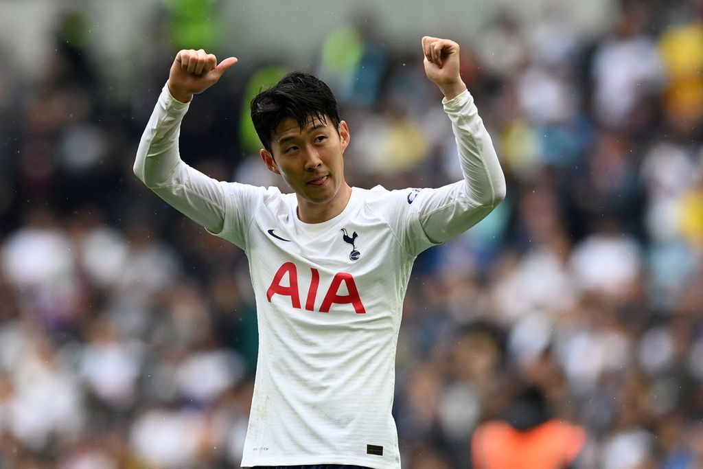 Striker Tottenham Hotspur asal Korea Selatan, Son Heung-min, merayakan kemenangan setelah klubnya mengalahkan Burnley di Tottenham Hotspur Stadium, London, Minggu (15/5/2022).