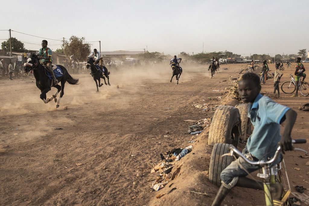 Pacuan kuda di Ouagadougou, Burkina Faso, Minggu (30/1/2022). 