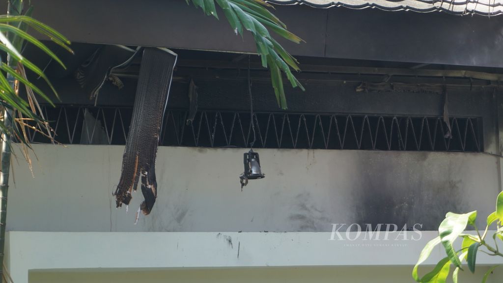Sisa-sisa kondisi gedung yang terbakar, di Rumah Sakit Jiwa Daerah Surakarta, Kota Surakarta, Jawa Tengah, Jumat (5/8/2022). Insiden tersebut menewaskan dua pasien dan mengakibatkan tiga pasien mengalami luka bakar. Adapun ruang yang terbakar merupakan ruang perawatan intensif psikiatri untuk laki-laki.