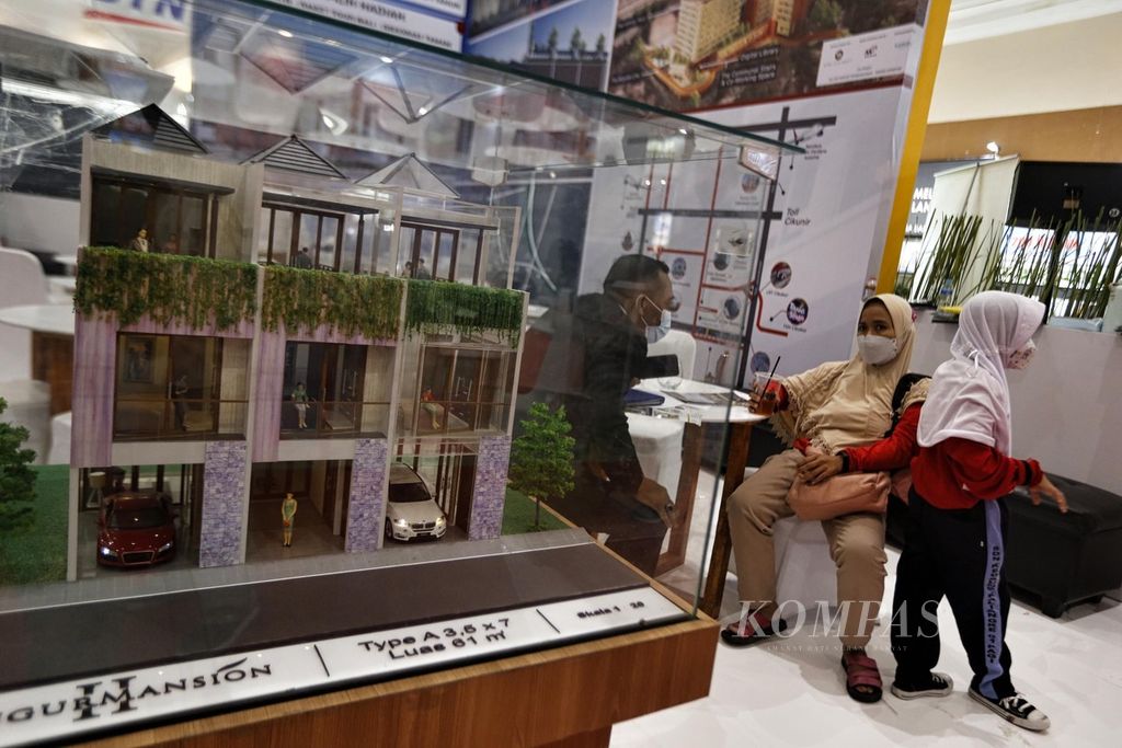 Calon pembeli mencari informasi mengenai produk rumah yang ditawarkan dalam Indonesia Property Expo di Jakarta Convention Center, Jakarta, Kamis (18/8/2022). 