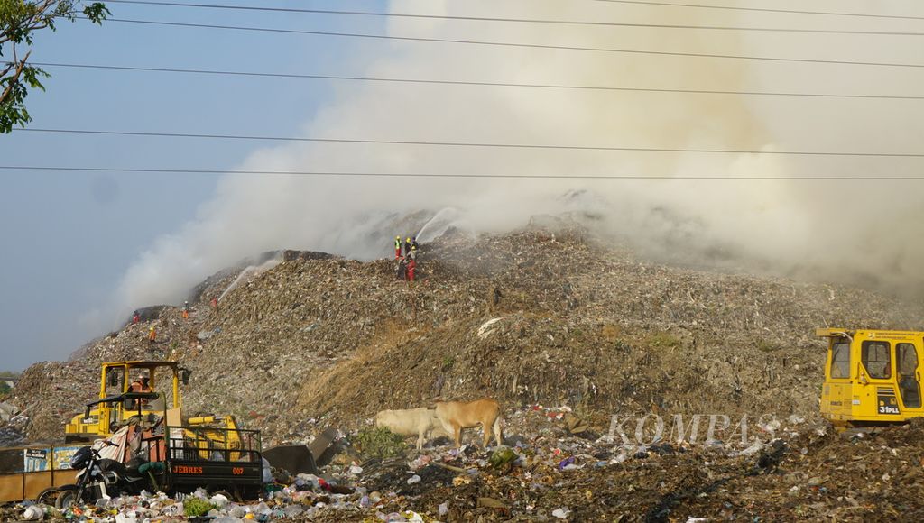 Tumpukan sampah menggunung yang terbakar di TPA Putri Cempo, Kota Surakarta, Jawa Tengah, Sabtu (16/9/2023). 