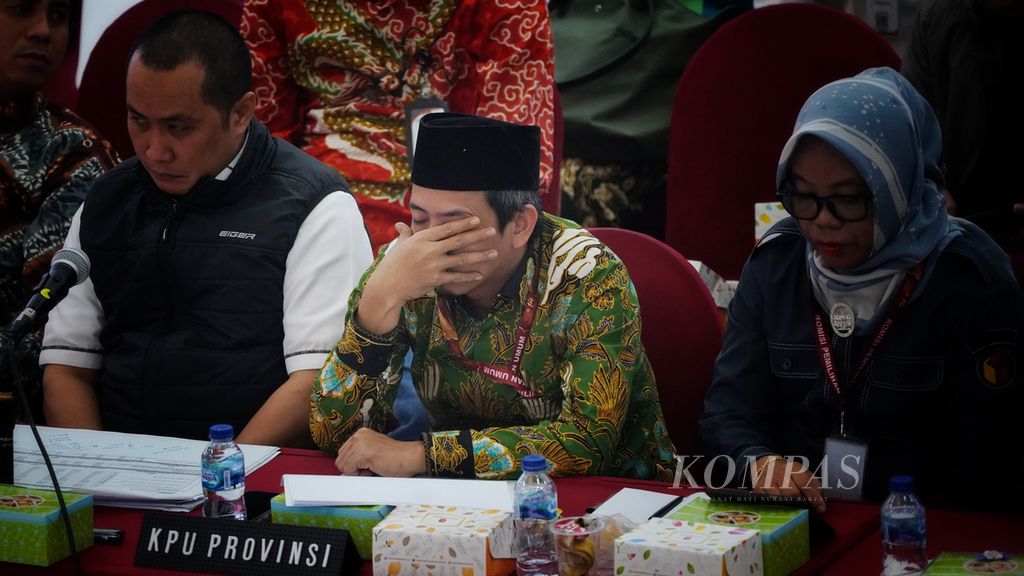 Perwakilan Komisi Pemilihan Umum Sumatera Selatann yang hadir saat pembahasan rekapitulasi suara Provinsi Sumatera Selatan dalam Rapat Pleno Rekapitulasi Perolehan Suara Nasional di KPU RI, Jakarta, Senin (11/3/2024). 