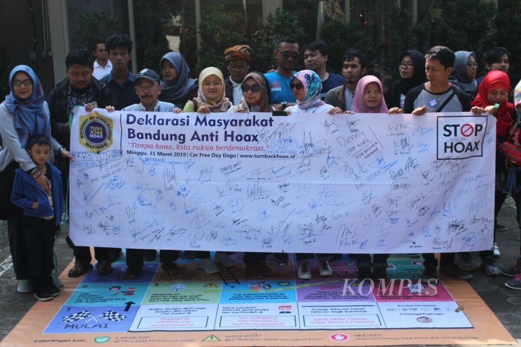 Deklarasi Masyarakat Bandung Anti Hoax yang diadakan Masyarakat Antifitnah Indonesia (Mafindo) pada hari bebas kendaraan bermotor di Jalan Ir Djuanda, Kota Bandung, Jawa Barat, Minggu (31/3/2019).