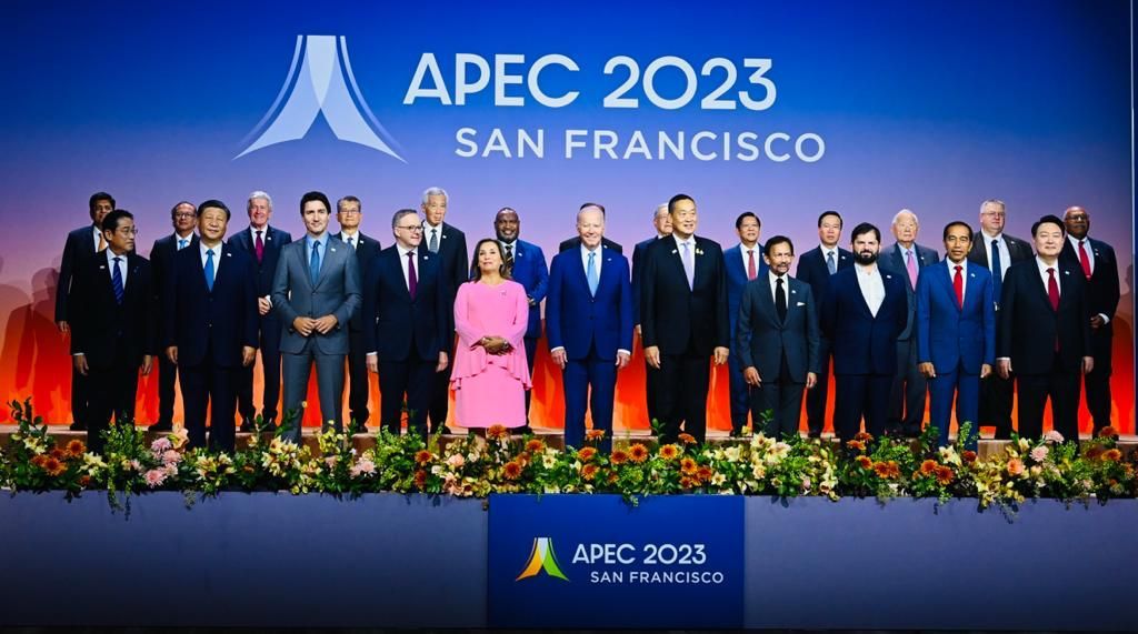 Presiden Joko Widodo dan para pemimpin ekonomi APEC berfoto bersama di ruang konferensi pers, Moscone North, San Fransisco, Amerika Serikat, Kamis (16/11/2023).
