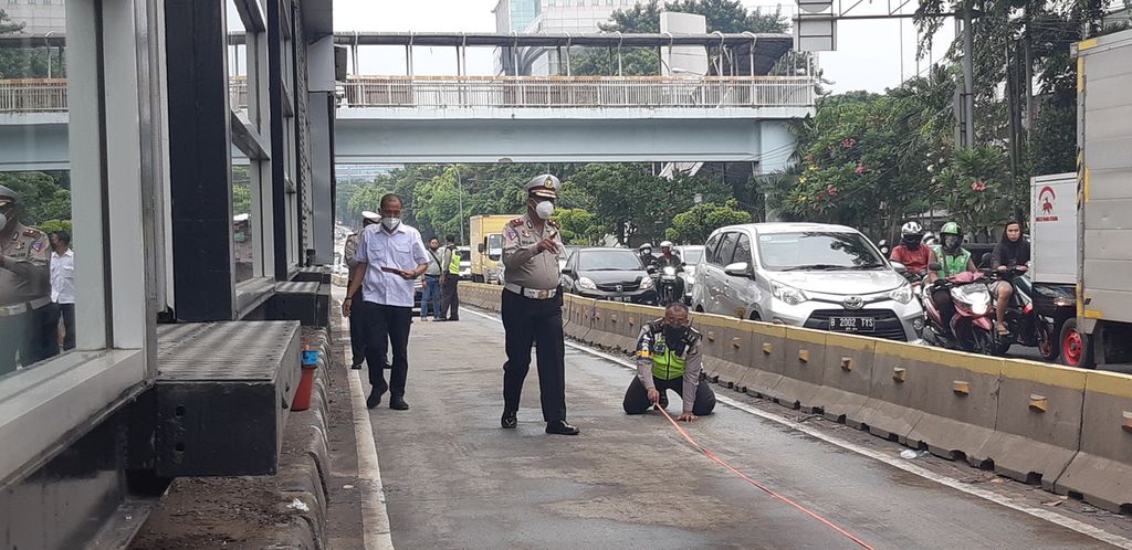 Polisi menganalisis penyebab kecelakaan yang melibatkan dua bus Transjakarta di Jalan Letnan Jendral MT Haryono, Jatinegara, Jakarta Timur, Senin (25/10/2021) pagi.