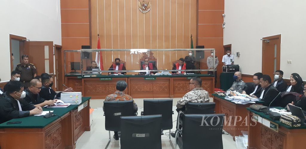 Sidang pemeriksaan saksi ahli dalam perkara peredaran narkoba dengan terdakwa Teddy Minahasa di Pengadilan Negeri Jakarta Barat, Senin (13/3/2023). Saksi yang diperiksa yakni ahli hukum pidana Elwi Danil (kanan) dan Jamin Ginting.