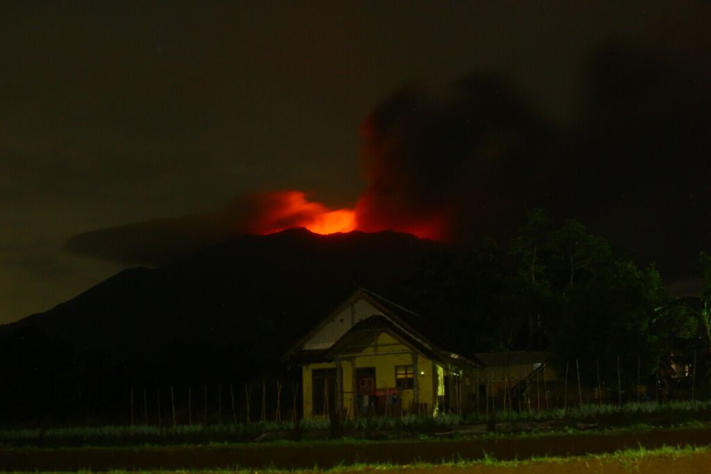 Erupsi Gunung Raung menimbulkan suara gemuruh, embusan abu vulkanik, dan pijar kemerahan saat dipantau dari Desa Sumberarum, Kecamatan Songgon, Kabupaten Banyuwangi, Selasa (9/2/2021) dini hari. 