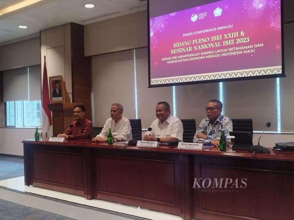 Gubernur Bank Indonesia Perry Warjiyo (dua dari kanan) memberikan keterangan pada kesempatan konferensi pers dalam rangka menuju Sidang Pleno Ikatan Sarjana Ekonomi (ISEI) XXIII dan Seminar Nasional 2023, di Jakarta, Jumat (8/9/2023).