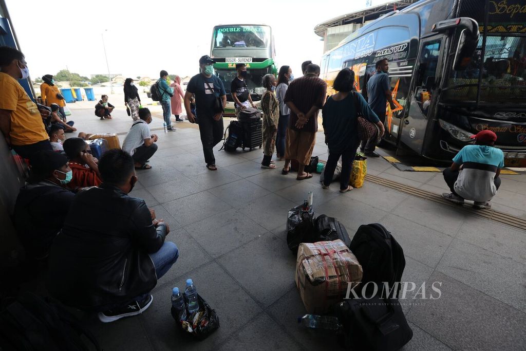 Calon penumpang menunggu keberangkatan bus antarkota di Terminal Terpadu Pulogebang, Jakarta, Minggu (20/12/2020). 