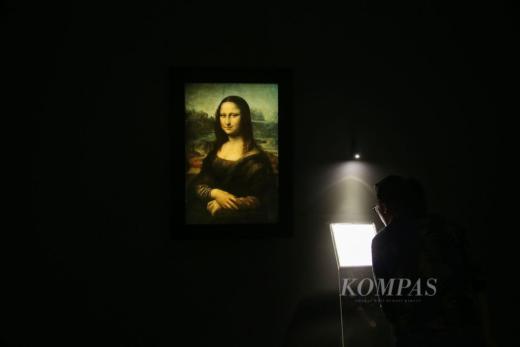 Replika lukisan 'Mona Lisa' mahakarya Leonardo Da Vinci dengan high-definition dan skala sesuai ukuran aslinya, dipamerkan dalam pameran bertajuk 'Leonardo Opera Omnia' di Museum Bank Mandiri, Jakarta, Jumat (7/2/2020). Pameran yang berlangsung hingga 3 Maret 2020 ini mengenang 500 tahun kematian Master Renaissance, Leonardo da Vinci.