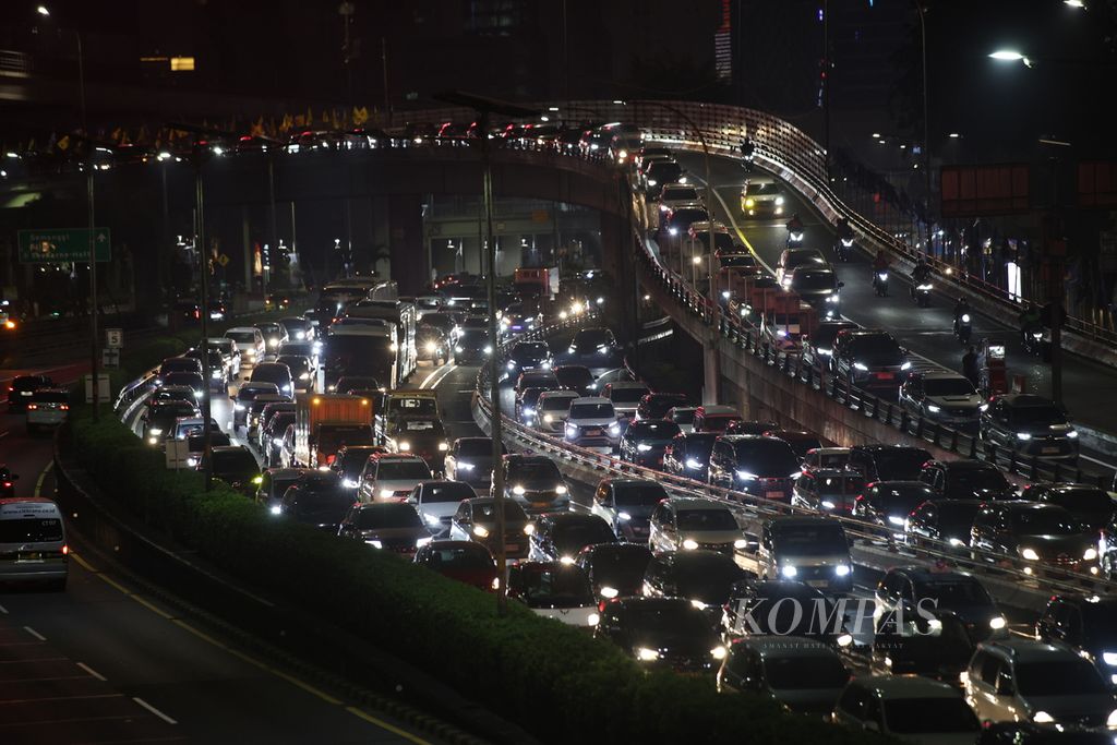 Kemacetan pada jam pulang kerja terjadi di Jalan Gatot Subroto, Jakarta, Rabu (21/8/2024). 