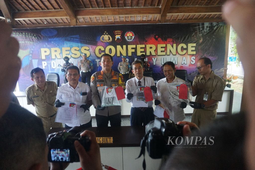 Jajaran Kepolisian Resor Kota Banyumas menggelar jumpa pers terkait kasus pecahnya jembatan kaca The Geong di Kepolisian Resor Kota Banyumas, Jawa Tengah, Senin (30/10/2023).