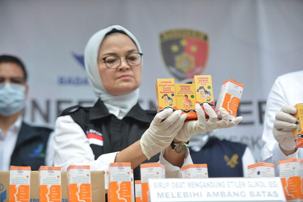 Kepala Badan Pengawasan Obat dan Makanan Republik Indonesia Penny K Lukito menunjukkan sejumlah obat sirop yang tidak memenuhi syarat di Kawasan PT Yarindo Farmatama, Serang, Banten, Senin (31/10/2022). 