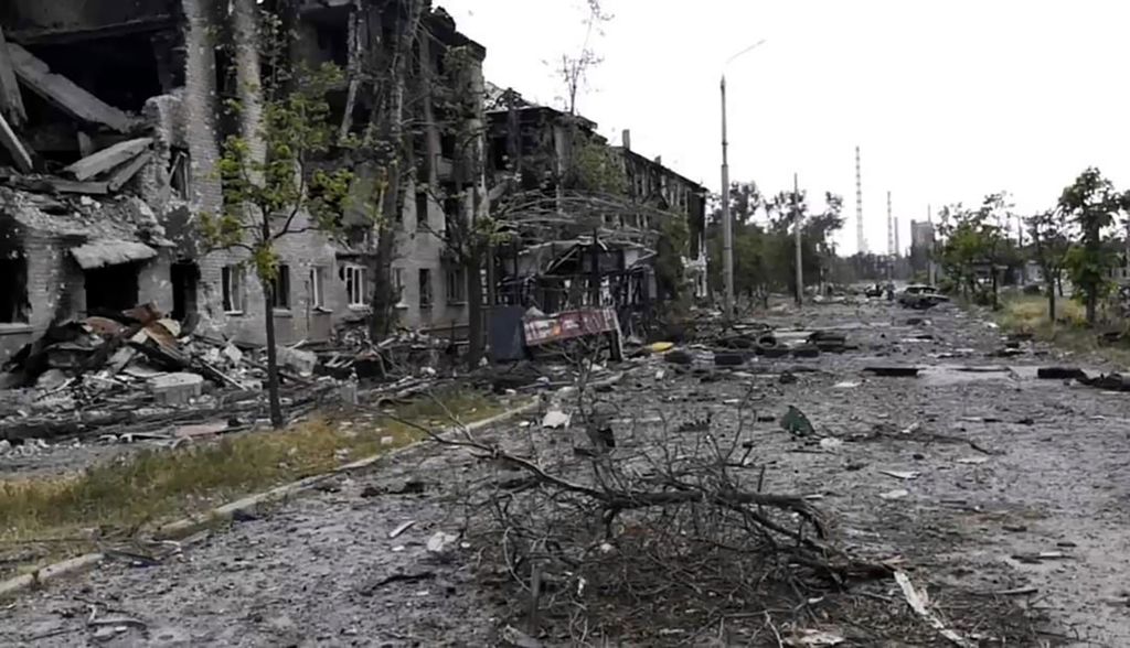 Foto yang dikeluarkan oleh Penguasa Militer WIlayah Lugansk, Minggu (3/7), memperlihatkan kerusakan bangunan di salah satu sudut kota Lysychansk. Kini, kota itu telah sepenuhnya jatuh ke tangan militer Rusia dan memaksa militer Ukrainia mundur.