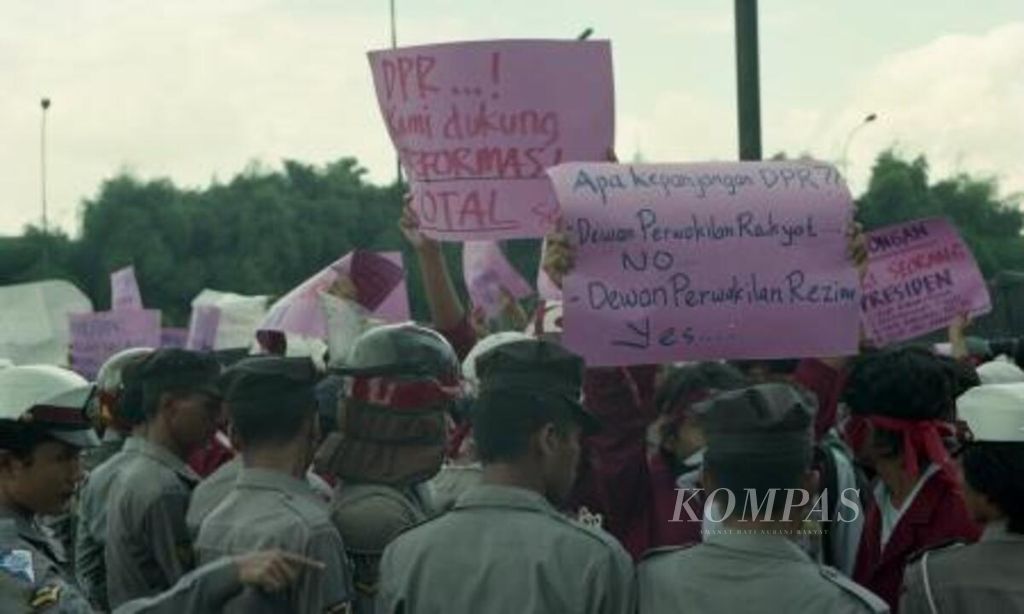 Menghadapi aksi mahasiswa di depan Gedung MPR/DPR, Jakarta, aparat bertindak tegas. Di depan pintu masuk halaman Gedung MPR/DPR, sekitar 150 anggota Ikatan Mahasiswa Muhammadiyah (IMM) Jakarta Timur melakukan aksi bungkam. Sebelumnya pengunjuk rasa diminta membubarkan diri, tetapi karena permintaan tak digubris, aparat keamanan dengan paksa menggiring pengunjuk rasa untuk dibawa ke Markas Polda Metro Jaya.