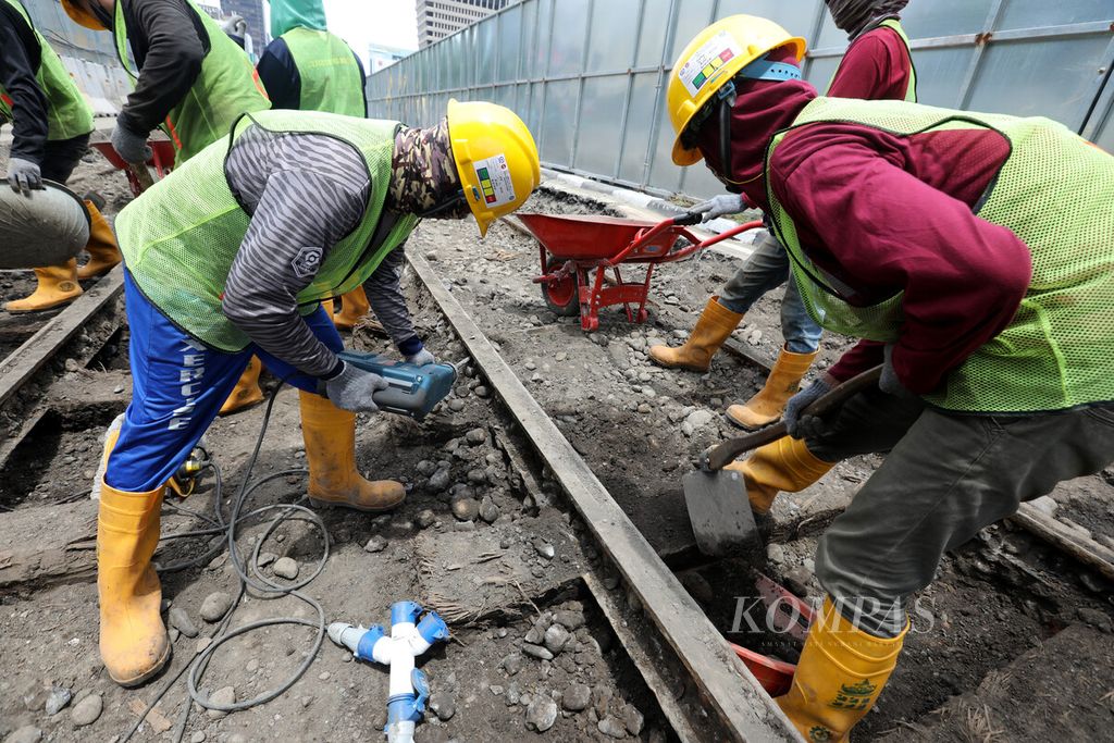 Pekerja proyek MRT Jakarta Fase 2 menggunakan mesin bor saat melakukan penggalian di sekitar temuan di ruas seksi CP202 di kawasan Harmoni, Jakarta Pusat, Rabu (16/11/2022).