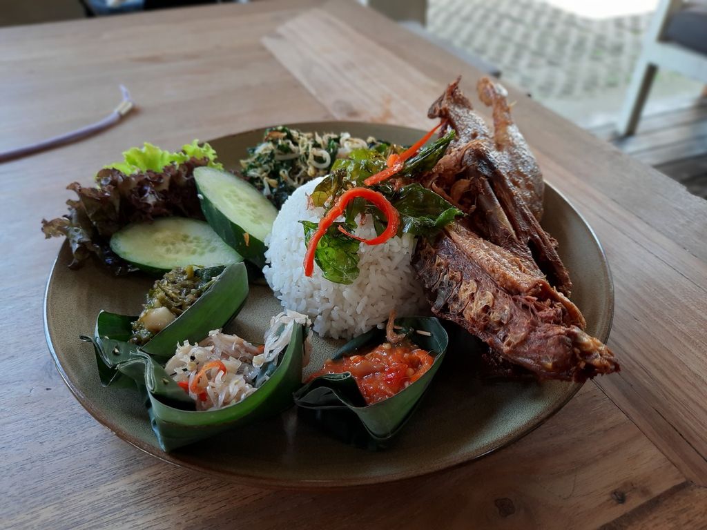 Bebek goreng dengan sambal matah di Nook, Bali, Minggu (24/4/2022).