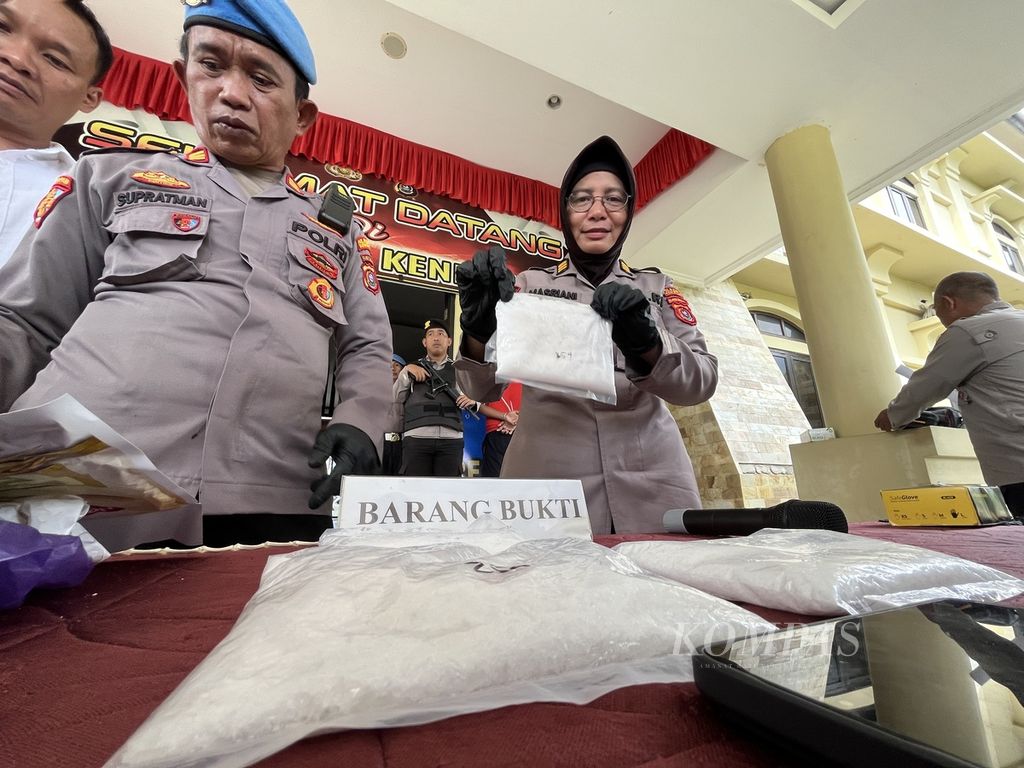 Petugas kepolisian menunjukkan barang bukti sabu seberat 1.035 gram yang didapatkan dari MZ (25), petugas keamanan asal Batam, di Polresta Kendari, Sulawesi Tenggara, Jumat (21/6/2024). Pelaku berhasil melalui tiga bandara hingga tiba di Kendari.