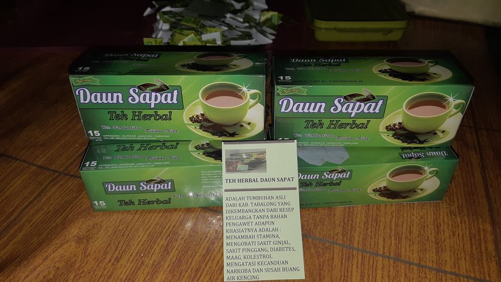 Translation:

The herbal tea product made from sapat leaves was made at the home of the husband and wife Edy Rakhman (37) and Siti Bariah (27) in Tanjung, Tabalong Regency, South Kalimantan, on Thursday (11/21/2019). Sales of the herbal tea product have declined since sapat leaves, also known as kratom leaves, were mentioned as being a class I narcotic, just like marijuana.