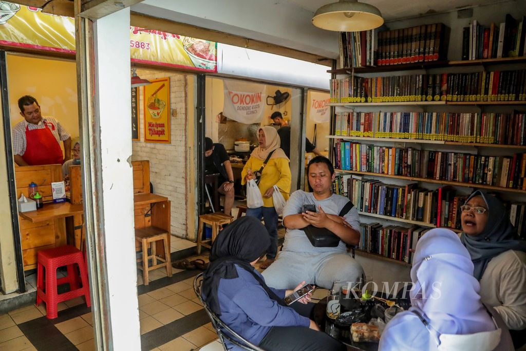 Warga beristirahat di Los Tjihapit Coffee yang terletak di dalam Pasar Cihapit, Kota Bandung, Jawa Barat, Sabtu (22/7/2023). Kedai-kedai makanan yang dikelola oleh anak muda mulai menjamur di Pasar Cihapit.